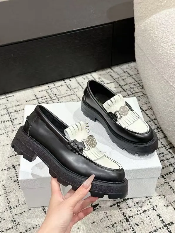👟👟Ex-factory price 700👟👟 Dior 25/early spring new coin tassel thick-soled loafers made of black calf leather with white leather tassels to show a contrasting layering. The tassels are embellished with silver lucky star metal medals. They are very exquisite, comfortable and good-looking💯 and easy to match. Can be worn in spring, summer, autumn and winter! ✔️Upper: original imported open-edge beaded cowhide ✔️Inner lining: water-dyed cowhide ✔️Sole: original rubber foam outsole ✔️Size: 35-41 (40.41 customized, non-refundable)